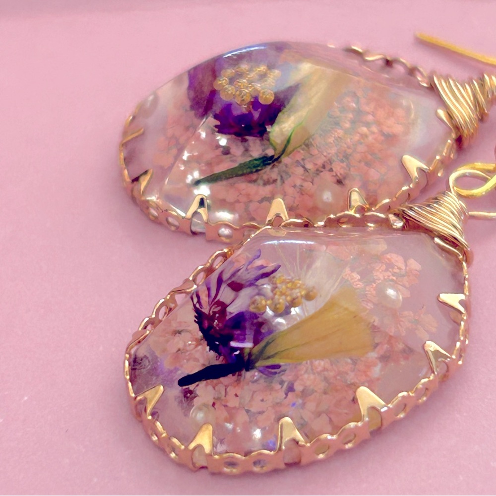 NWOT Earrings Dried Flowers purple pink, faceted pearls,Resin, 2” drop, Goldtone - Picture 5 of 8